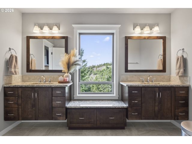 1252 SOUTHRIDGE Way, Roseburg, OR 97470