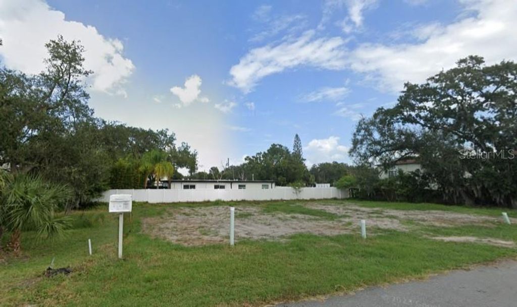 Image 6 of property listing at 4902 RATTLESNAKE POINTE COURT, Tampa, FL 33616