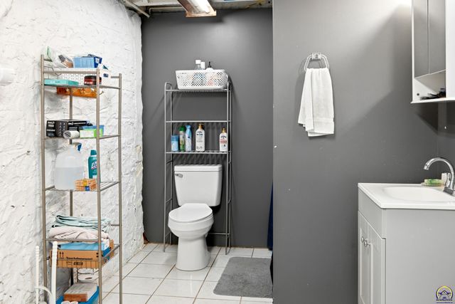 1607 NW Lower Silver Lake RD, Topeka, KS 66608