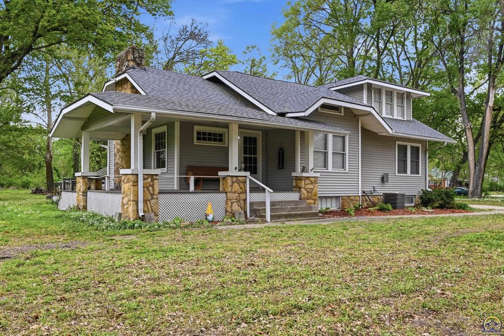 1607 NW Lower Silver Lake RD, Topeka, KS 66608