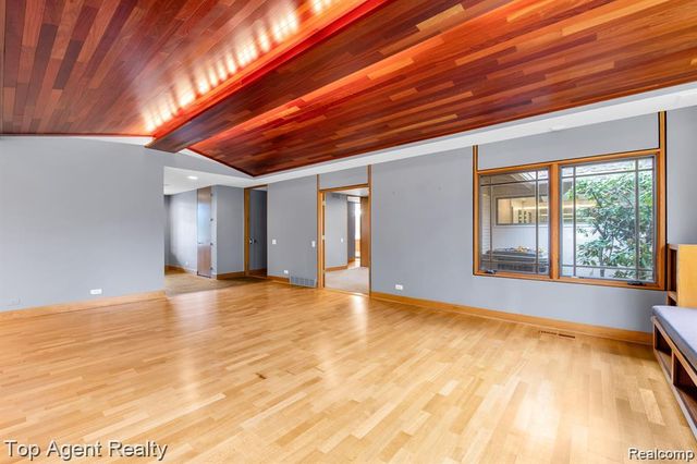 5760 Snowshoe Circle, Bloomfield Hills, MI 48301