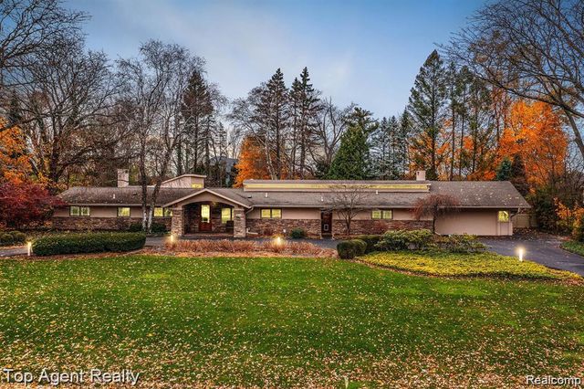 5760 Snowshoe Circle, Bloomfield Hills, MI 48301