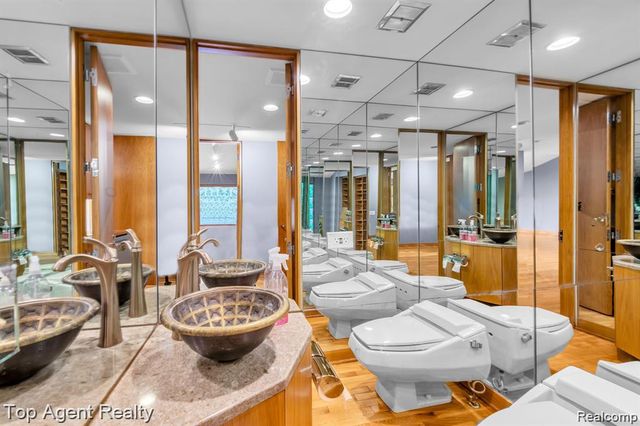 5760 Snowshoe Circle, Bloomfield Hills, MI 48301