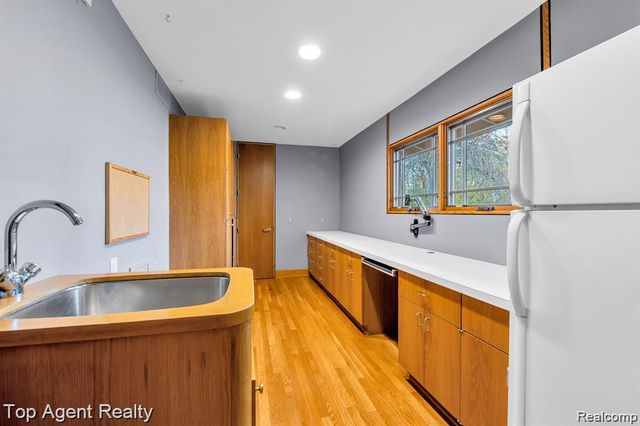 5760 Snowshoe Circle, Bloomfield Hills, MI 48301