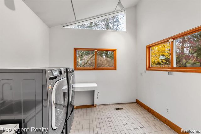 5760 Snowshoe Circle, Bloomfield Hills, MI 48301