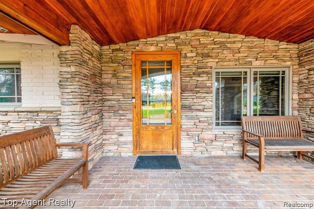 5760 Snowshoe Circle, Bloomfield Hills, MI 48301