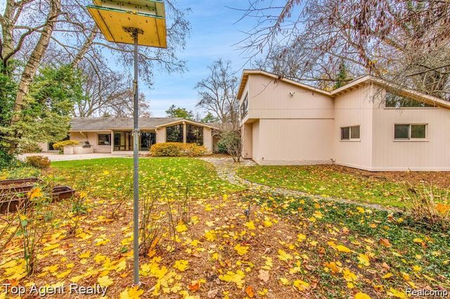 5760 Snowshoe Circle, Bloomfield Hills, MI 48301