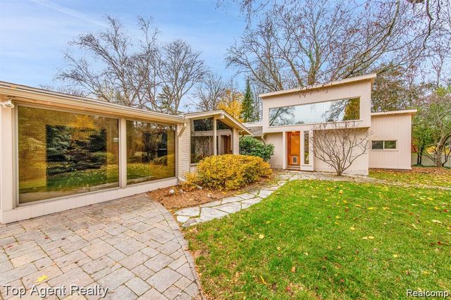 5760 Snowshoe Circle, Bloomfield Hills, MI 48301