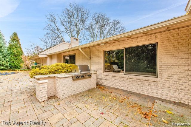 5760 Snowshoe Circle, Bloomfield Hills, MI 48301
