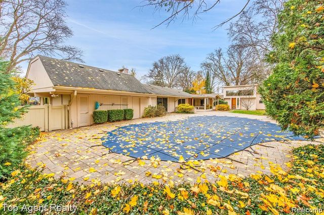5760 Snowshoe Circle, Bloomfield Hills, MI 48301