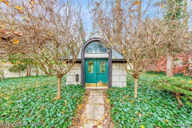 5760 Snowshoe Circle, Bloomfield Hills, MI 48301