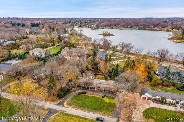 5760 Snowshoe Circle, Bloomfield Hills, MI 48301