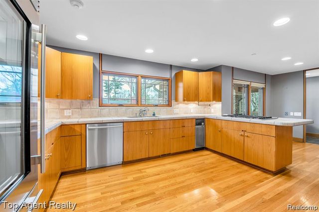 5760 Snowshoe Circle, Bloomfield Hills, MI 48301