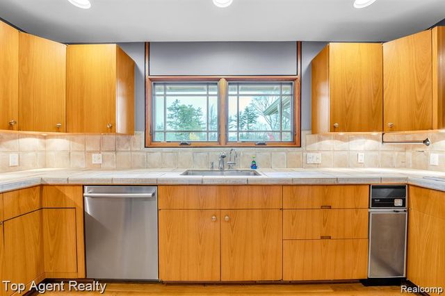 5760 Snowshoe Circle, Bloomfield Hills, MI 48301