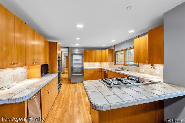 5760 Snowshoe Circle, Bloomfield Hills, MI 48301