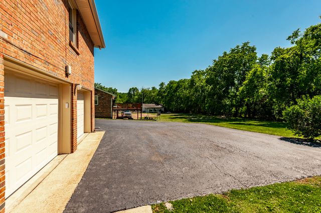 131 Honeysuckle Dr, Hendersonville, TN 37075