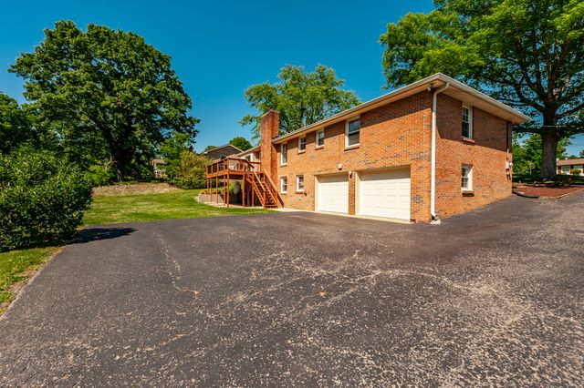 131 Honeysuckle Dr, Hendersonville, TN 37075
