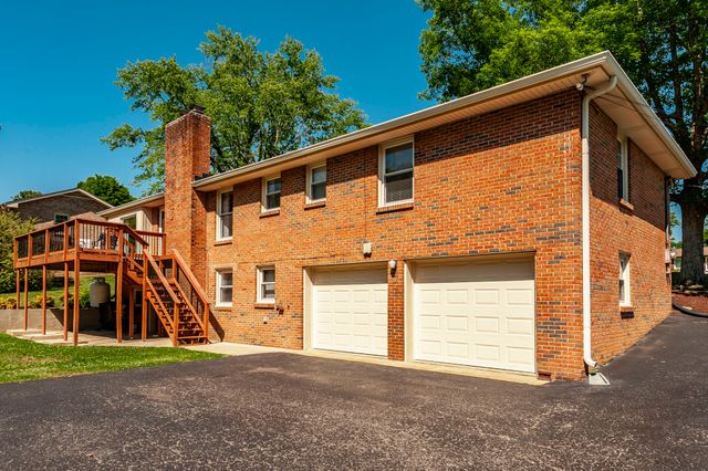 131 Honeysuckle Dr, Hendersonville, TN 37075