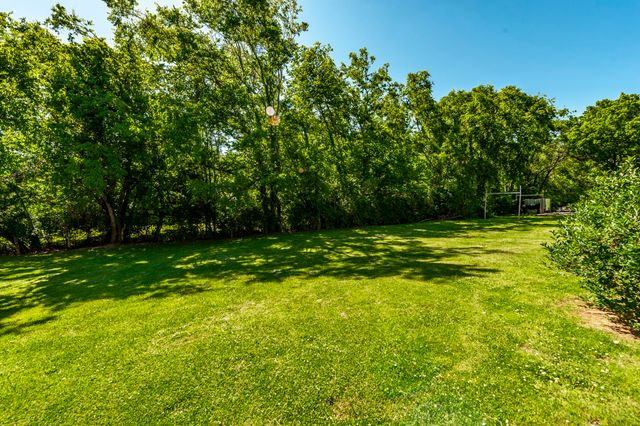 131 Honeysuckle Dr, Hendersonville, TN 37075