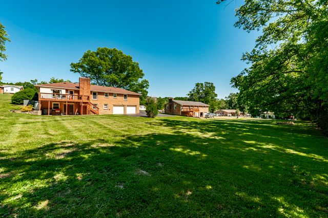 131 Honeysuckle Dr, Hendersonville, TN 37075