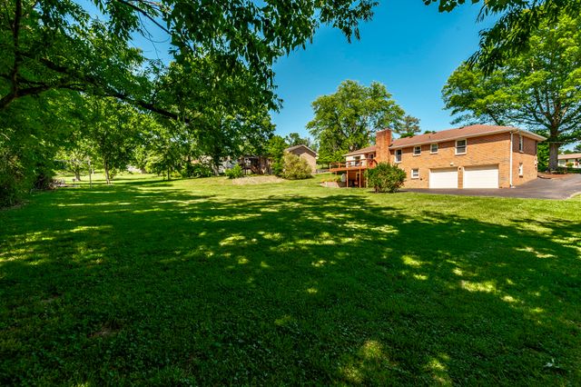 131 Honeysuckle Dr, Hendersonville, TN 37075