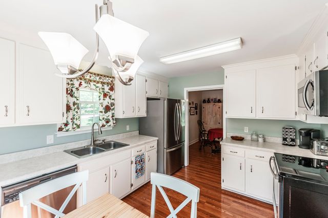131 Honeysuckle Dr, Hendersonville, TN 37075