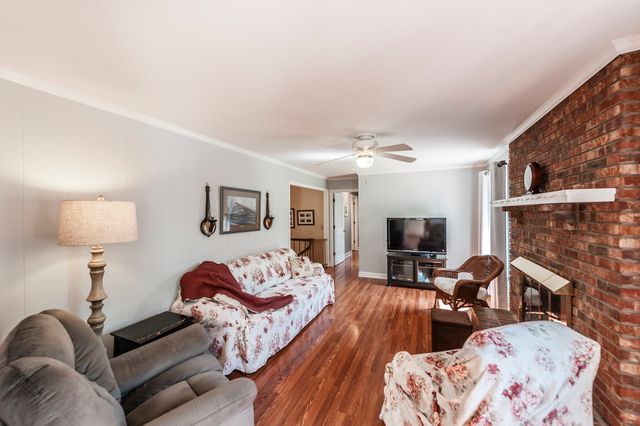 131 Honeysuckle Dr, Hendersonville, TN 37075