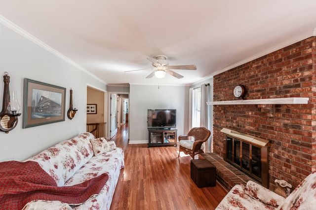 131 Honeysuckle Dr, Hendersonville, TN 37075