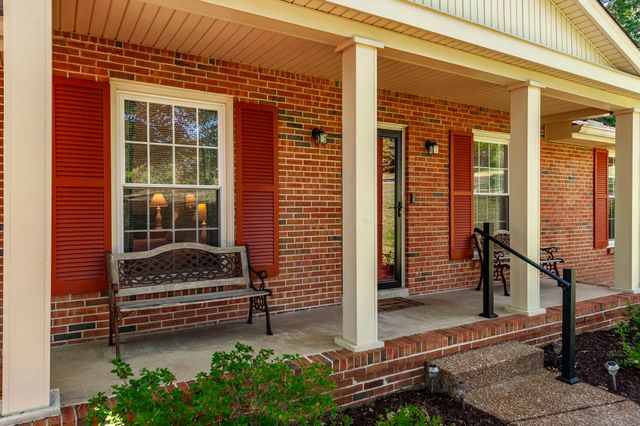 131 Honeysuckle Dr, Hendersonville, TN 37075
