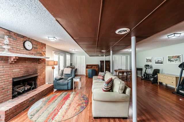 131 Honeysuckle Dr, Hendersonville, TN 37075