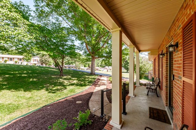 131 Honeysuckle Dr, Hendersonville, TN 37075