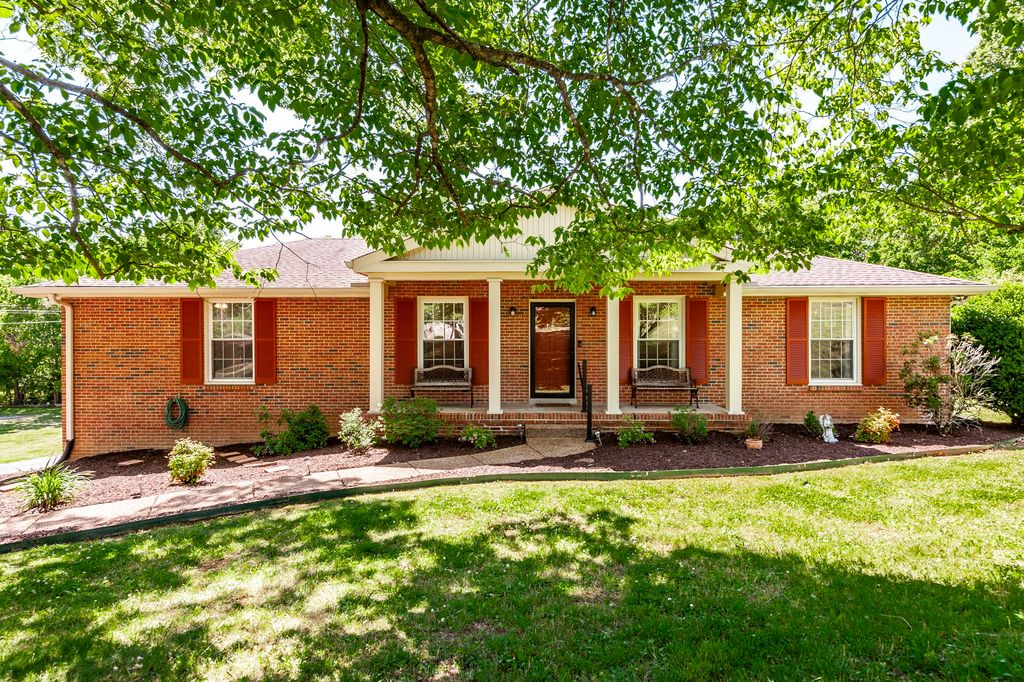 131 Honeysuckle Dr, Hendersonville, TN 37075