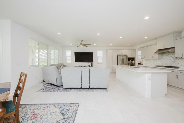 4285 Monarch Place, Madera, CA 93636