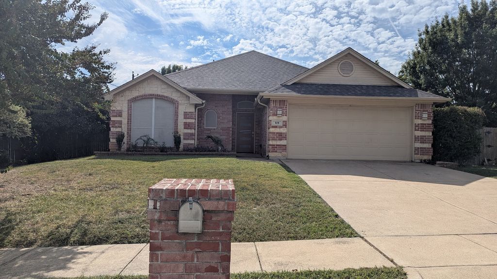 929 Meadowcrest Drive, Burleson, TX 76028