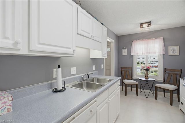 204 Carrington Lane, Thomasville, NC 27360