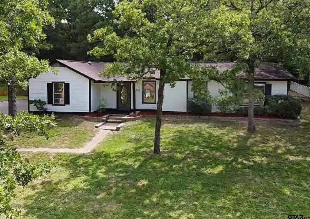 309 Lakeview Dr, Hideaway, TX 75771