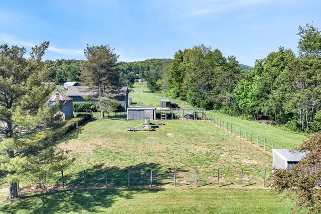 2235 Hidden Cove Rd, Cookeville, TN 38506