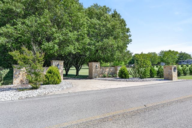 2235 Hidden Cove Rd, Cookeville, TN 38506