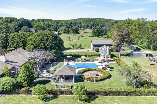 2235 Hidden Cove Rd, Cookeville, TN 38506