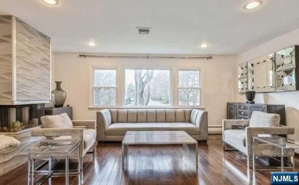 44 Roberts Court, Tenafly, NJ 07670