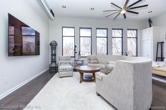 2935 W Jefferson Avenue, Trenton, MI 48183