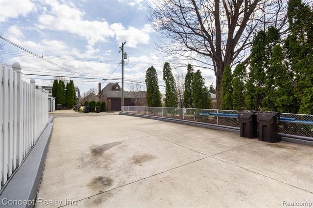 2935 W Jefferson Avenue, Trenton, MI 48183