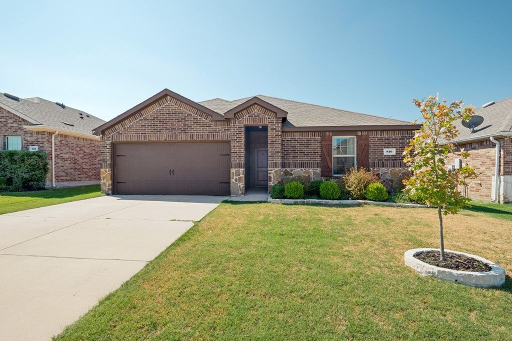816 Alton Drive, Aubrey, TX 76227 — photo 2