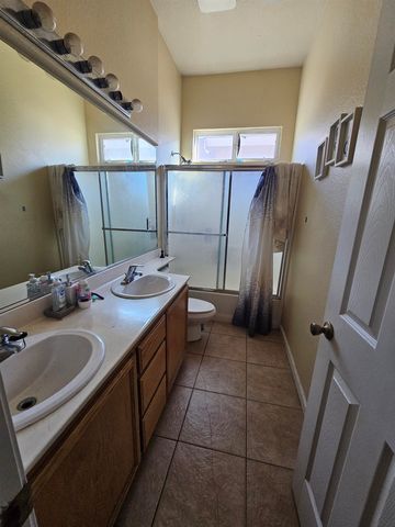 537 Bonanza Dr, Newman, CA 95360