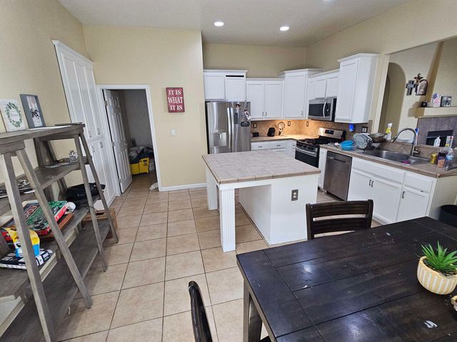 537 Bonanza Dr, Newman, CA 95360