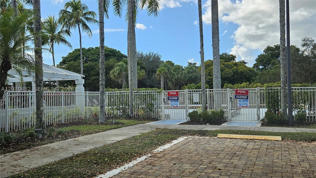 Image 4 of property listing at 931 Lyons Rd 4102, Coconut Creek, FL 33063