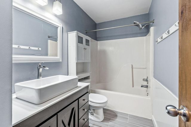 9623 Hamlet Avenue S, Cottage Grove, MN 55016