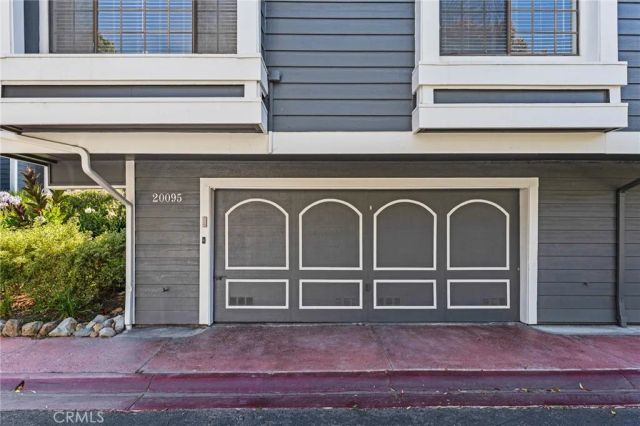 20095 Waterford Lane 101, Huntington Beach, CA 92646