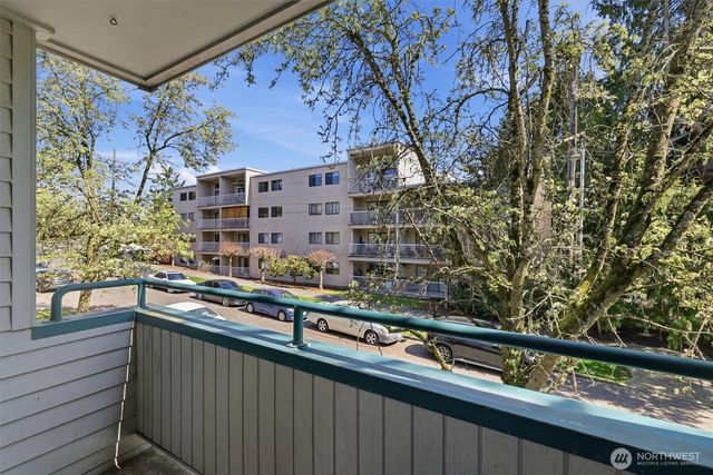8320 Lake City Way NE, Seattle, WA 98115