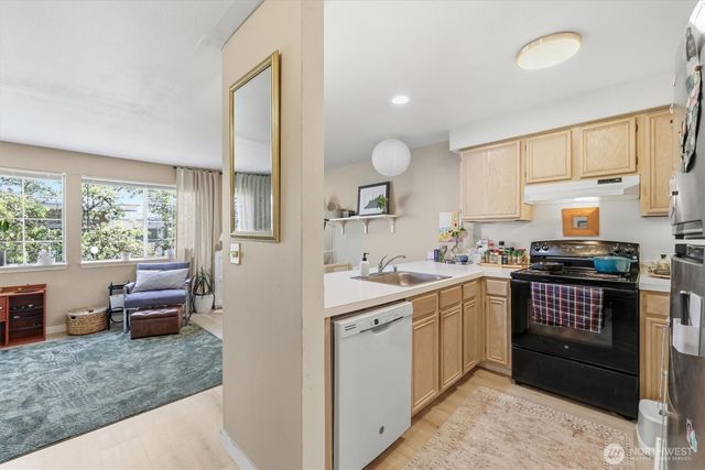 8320 Lake City Way NE, Seattle, WA 98115